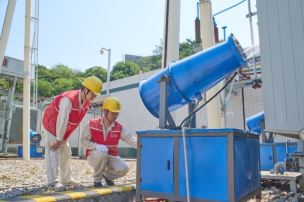 電網(wǎng)員工正在啟動噴霧風(fēng)機為變壓器降溫。國網(wǎng)重慶合川供電公司供圖