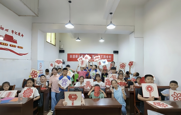 小朋友們展示剪紙作品。重慶電力高等?？茖W(xué)校供圖