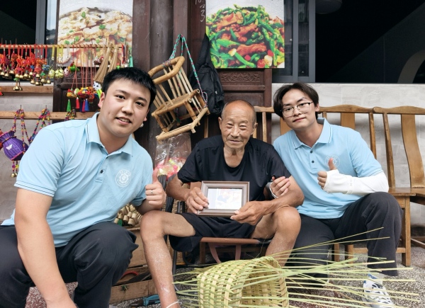 實(shí)踐團(tuán)為老人送上裝裱好的照片。重慶電力高等專科學(xué)校供圖