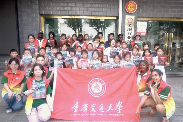 實(shí)踐團(tuán)與社區(qū)兒童交流合影。劉入溢攝