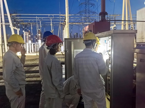 電力員工晝夜巡檢線路、設(shè)備。國(guó)網(wǎng)重慶永川供電公司