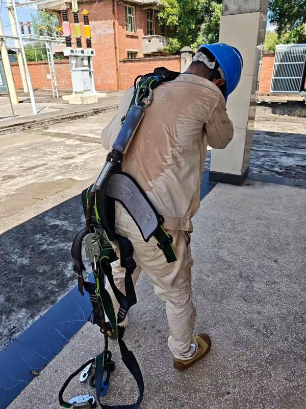 電力人員汗水濕透衣背。國(guó)網(wǎng)重慶永川供電公司