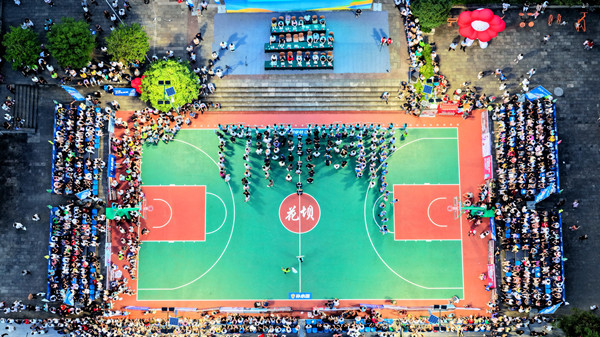 2025渝南黔北第九屆“醬史酒業(yè)·花壩杯”慈善籃球賽。石壕鎮(zhèn)供圖