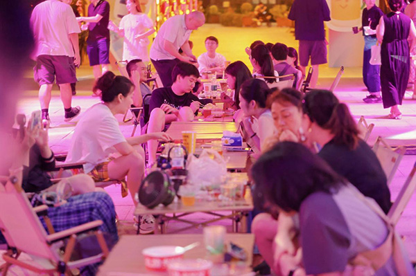 市民打卡“夜酒節(jié)”。重慶天地供圖