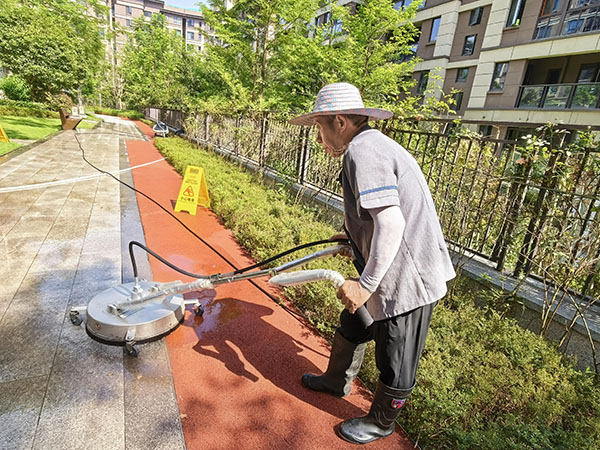 清掃公區(qū)。招商積余重慶公司供圖