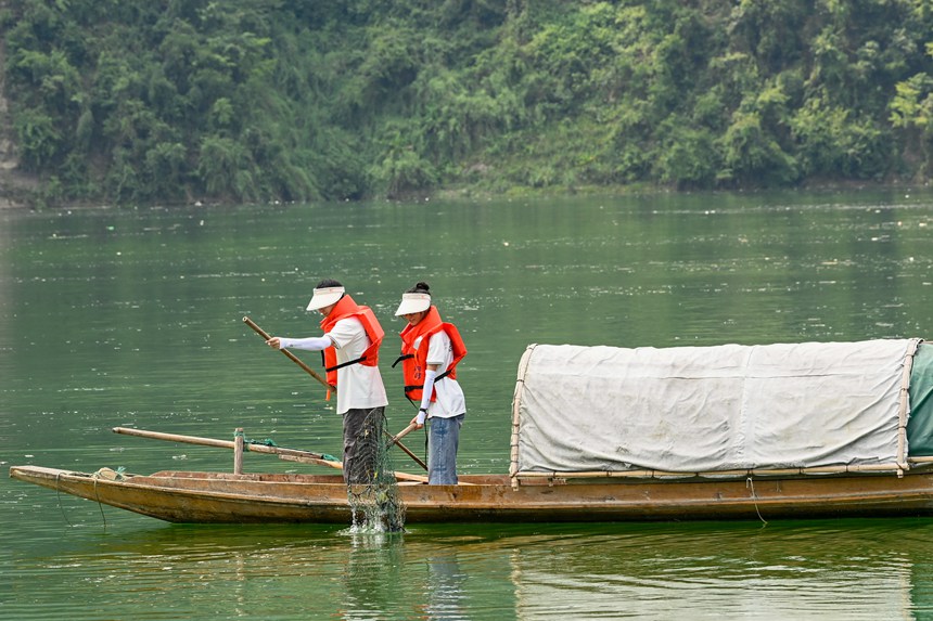 “河小青”志愿者們正在酉水河清漂。邱洪斌攝
