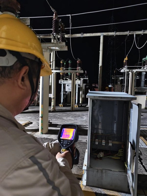 電力人員開展夜巡。國網(wǎng)重慶永川供電公司供圖