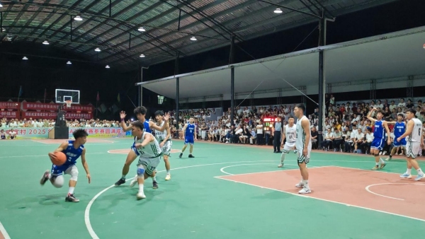 激烈的籃球比賽現(xiàn)場(chǎng)。咸宜鎮(zhèn)供圖