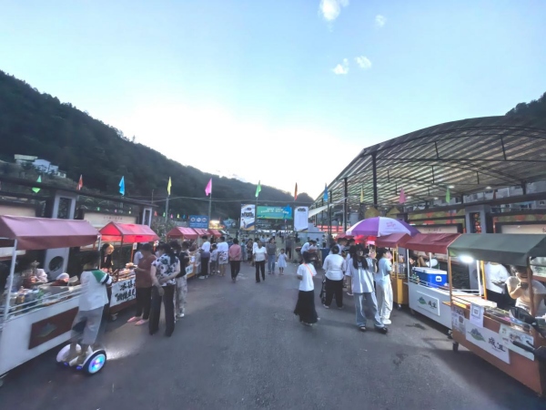 籃球場(chǎng)外的移動(dòng)售賣區(qū)。咸宜鎮(zhèn)供圖