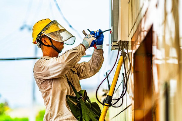 電力人員為電表接線(xiàn)。國(guó)網(wǎng)永川供電公司供圖