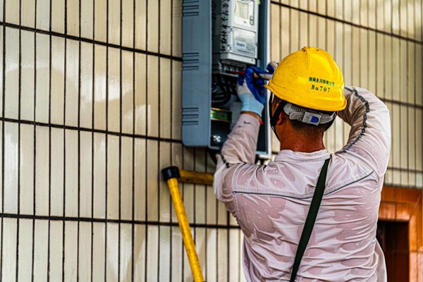 汗水打濕電力工作服。國(guó)網(wǎng)永川供電公司供圖