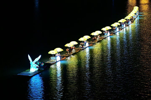 6月以來(lái)，重慶黔江濯水景區(qū)迎來(lái)旅游旺季，游船項(xiàng)目受游客熱捧。 景區(qū)供圖