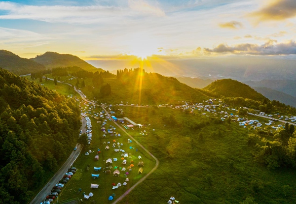 今年石柱千野草場(chǎng)露營(yíng)狂歡季期間，眾多市民逃離城市熱浪，奔赴萬(wàn)畝草場(chǎng)，感受山野清涼。景區(qū)供圖