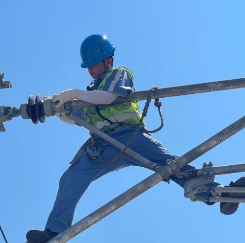 重慶軌道交通國博線草家灣車輛段接觸網(wǎng)工班工作人員開展絕緣子檢修作業(yè)。石苗苗攝