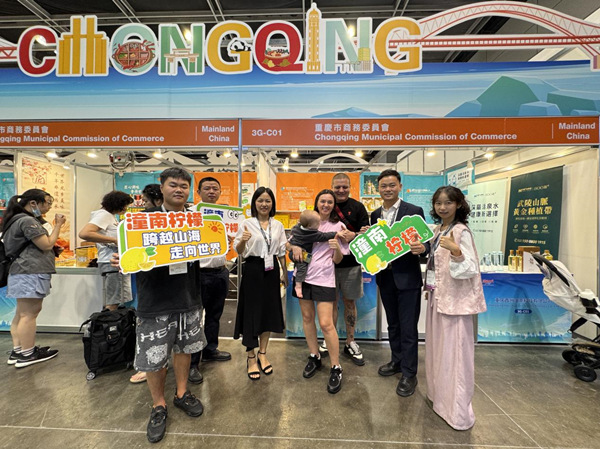 2025香港美食博覽會(huì)現(xiàn)場(chǎng)（右一為顏欣蘭）。重慶對(duì)外經(jīng)貿(mào)學(xué)院供圖