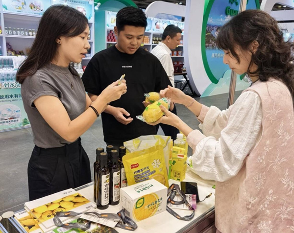 顏欣蘭（右一）向香港經(jīng)銷商推介潼南檸檬產(chǎn)品。重慶對(duì)外經(jīng)貿(mào)學(xué)院供圖