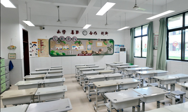 長安錦尚小學(xué)教室護眼燈安裝效果。渝北區(qū)教委供圖