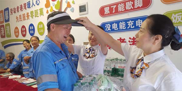 為環(huán)衛(wèi)工人送去暖心問候。中國人壽壽險(xiǎn)重慶市分公司供圖