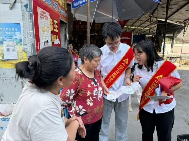 向群眾講解反洗錢知識。農(nóng)發(fā)行重慶市石柱縣支行供圖