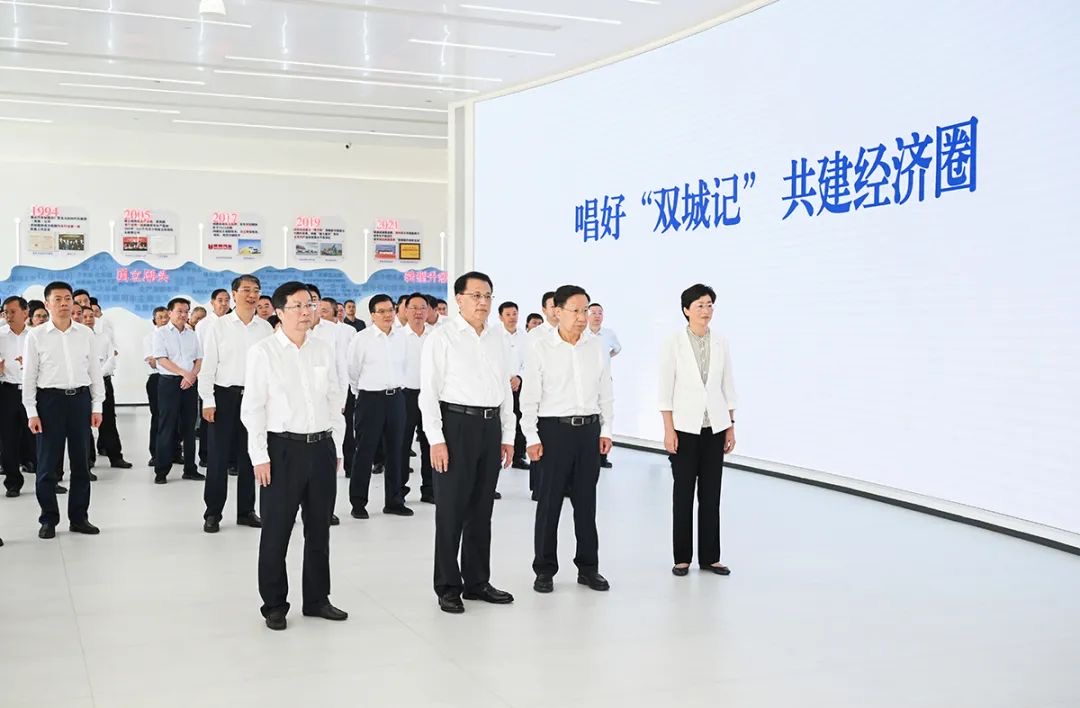 8月26日，四川省黨政代表團在慶鈴汽車（集團）有限公司考察。記者 蘇思 攝/視覺重慶