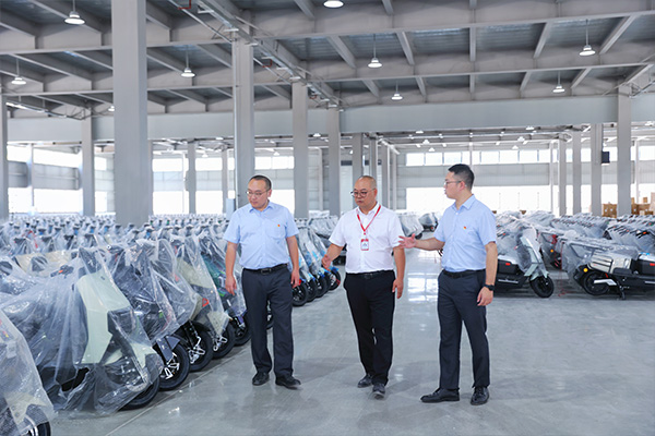 農(nóng)行工作人員了解項(xiàng)目進(jìn)展。向詩佳攝