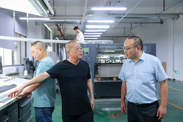 農(nóng)行工作人員深入了解企業(yè)產(chǎn)品結(jié)構(gòu)。向詩佳攝