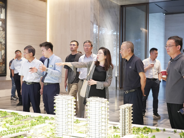 專(zhuān)家組參觀龍湖·御湖境項(xiàng)目沙盤(pán)