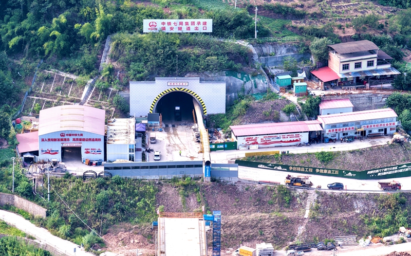 西渝高鐵鎮(zhèn)安隧道。石坤鵬攝
