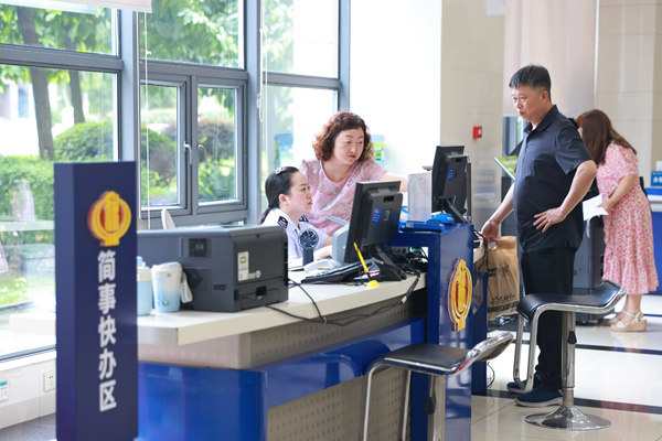 在北碚區(qū)辦稅服務(wù)廳“簡事快辦區(qū)”，稅務(wù)人員為市民辦理涉稅業(yè)務(wù)。楊蔓攝