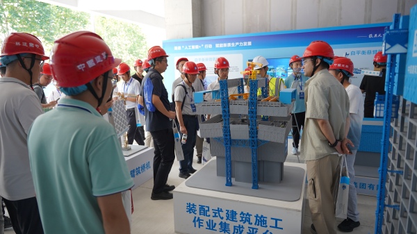 觀摩現(xiàn)場。孫浚杰攝