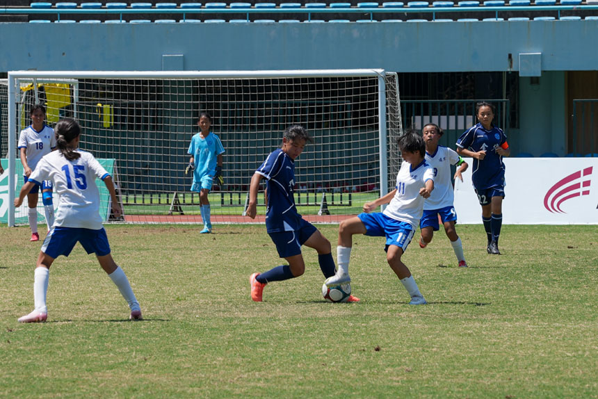 比賽中的激烈拼搶。吳汪洋攝