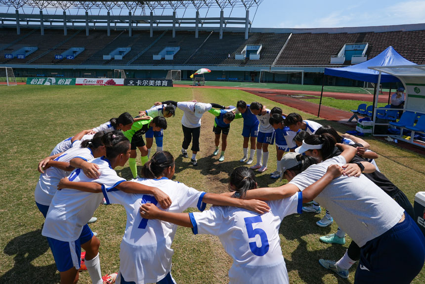 開(kāi)賽前，隊(duì)員們互相鼓勁。吳汪洋攝