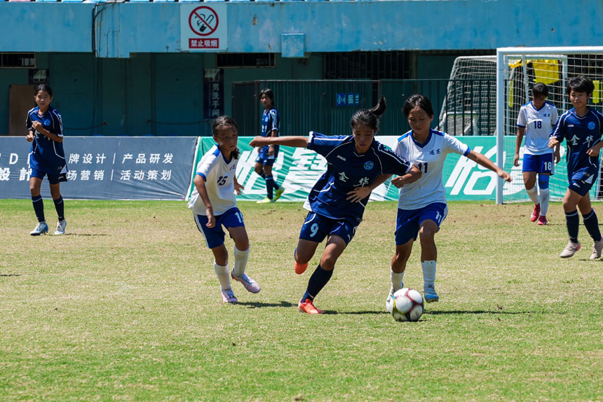 比賽中全情投入的女足隊(duì)員。吳汪洋攝