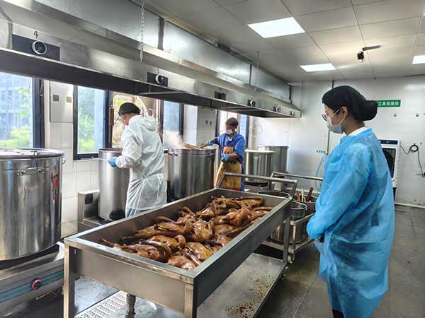 走訪企業(yè)。工行重慶市分行供圖