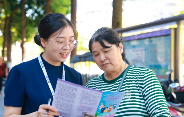 廈門銀行重慶大足支行工作人員向市民開展反詐宣傳。曾英豪攝