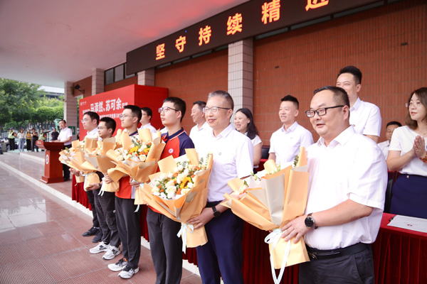 師生代表。唐文蕤攝