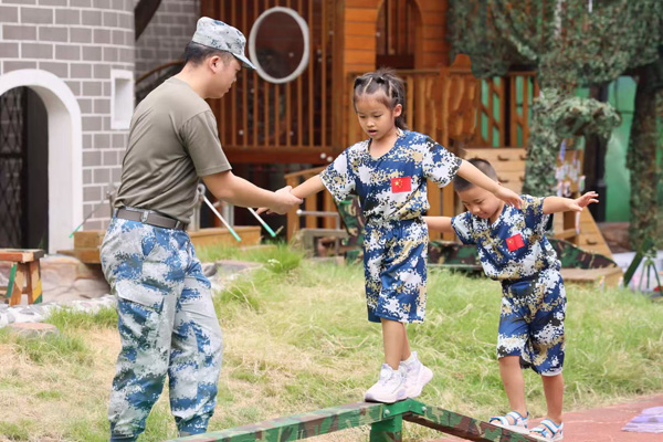 孩子們在野戰(zhàn)區(qū)體驗軍事演練。朝陽幼兒園供圖