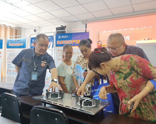 “紅巖燃小兵”為村民講解用氣安全注意事項。重慶燃氣集團供圖