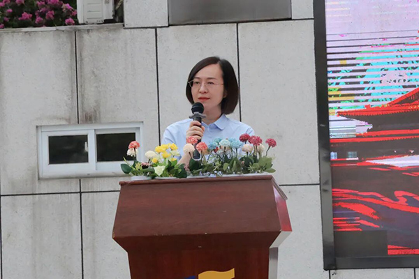 重慶市鋼城實驗學(xué)校黨委書記應(yīng)岸在開學(xué)典禮上講話。重慶市鋼城實驗學(xué)校供圖