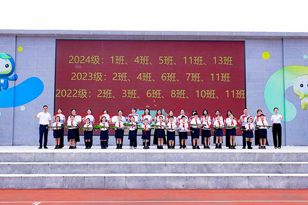 頒發(fā)“特色班集體”和“嘉美班集體”榮譽證書。主辦方供圖