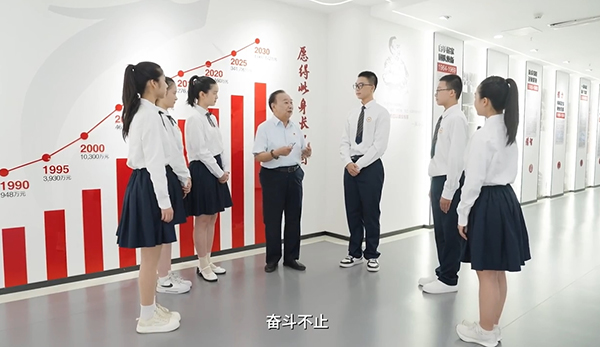 張本焱與同學(xué)們分享個(gè)人理想與家國(guó)情懷。主辦方供圖