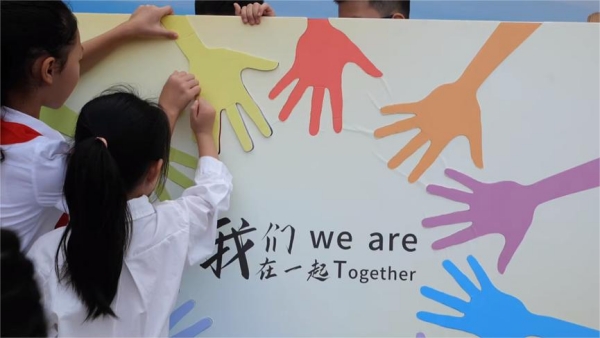 同心共繪KT板拼圖。學(xué)校供圖