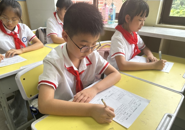 學生填寫新學期目標。合川巴蜀小學供圖