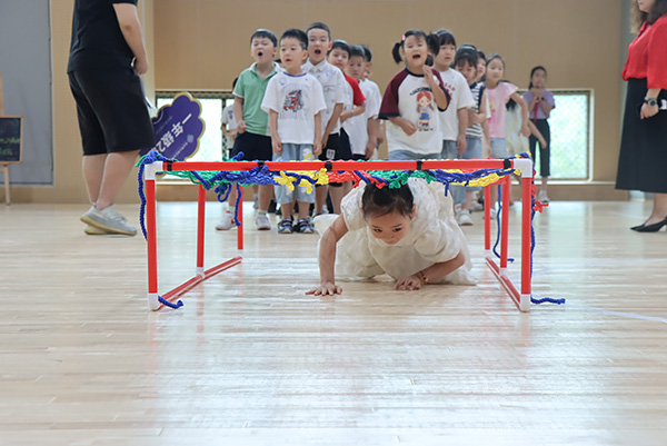 “小云朵”在闖關(guān)中匍匐前進(jìn)。云錦小學(xué)供圖