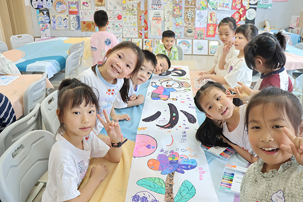 孩子們參與主題創(chuàng)作活動(dòng)。云錦小學(xué)供圖