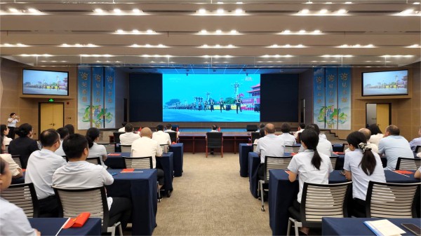 集中觀看閱兵儀式。郵儲銀行重慶分行供圖