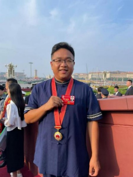 楊聰受邀現(xiàn)場觀看閱兵儀式。郵儲銀行重慶分行供圖