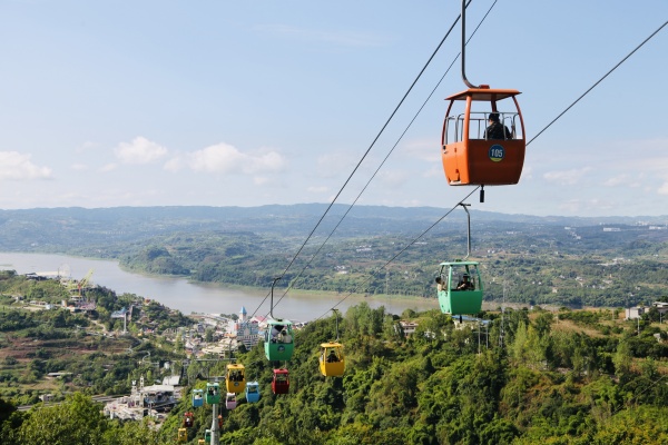 游客乘坐索道觀光。景區(qū)供圖