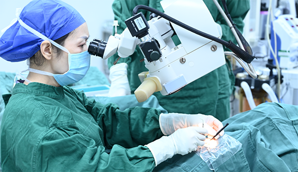 手術現(xiàn)場。重慶南坪愛爾眼科醫(yī)院供圖