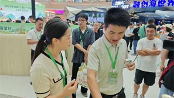 潼南推介官講述參展產(chǎn)品。潼南區(qū)委宣傳部供圖